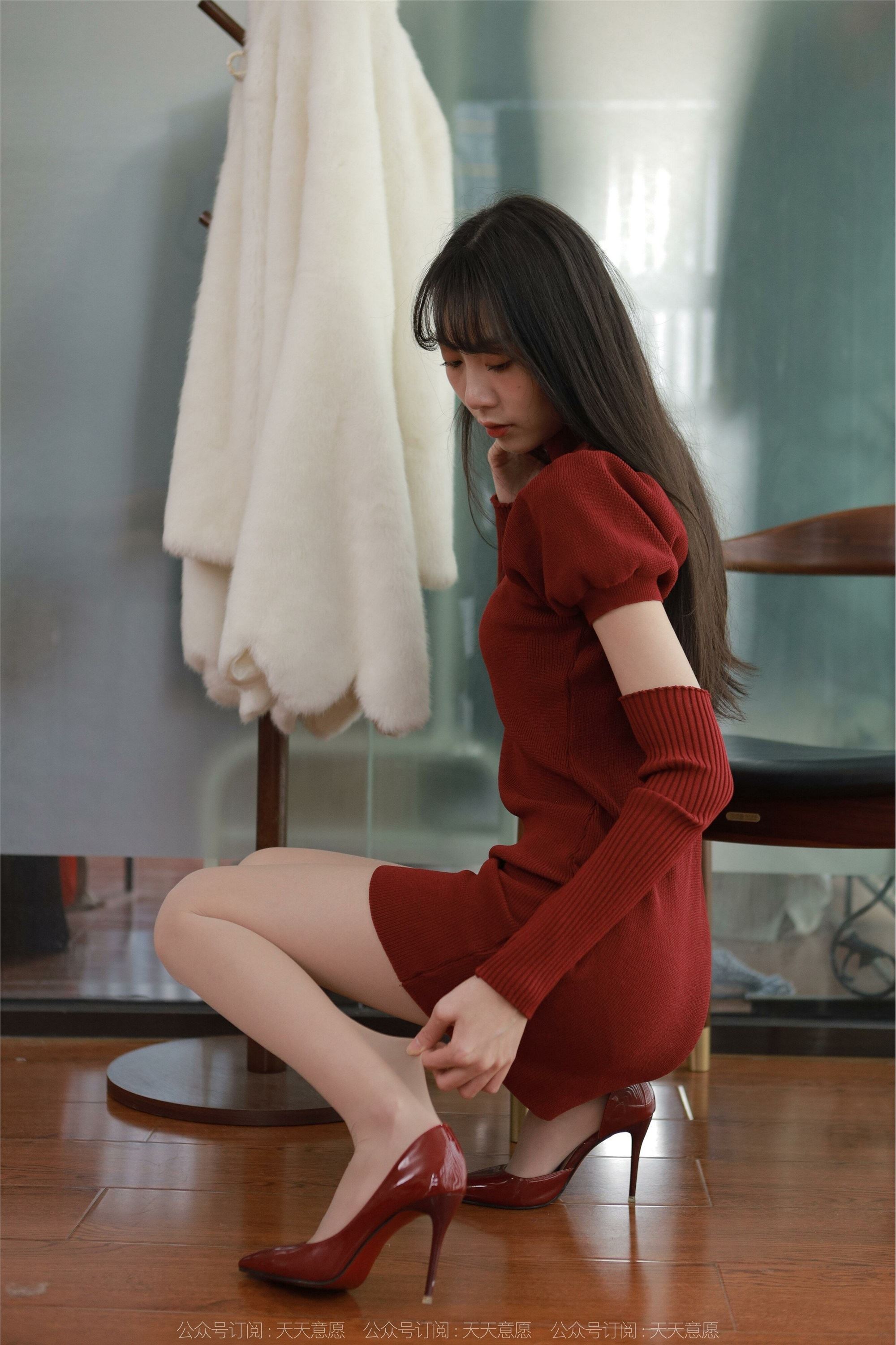 IESS异思趣向  2022.04.09 丝享家1054：团团《迷人的酒红旗袍》